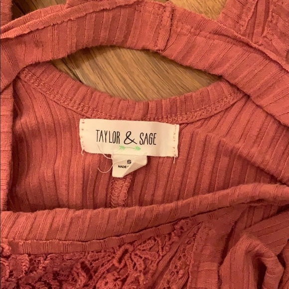 Super cute flowy top - Picture 4 of 4